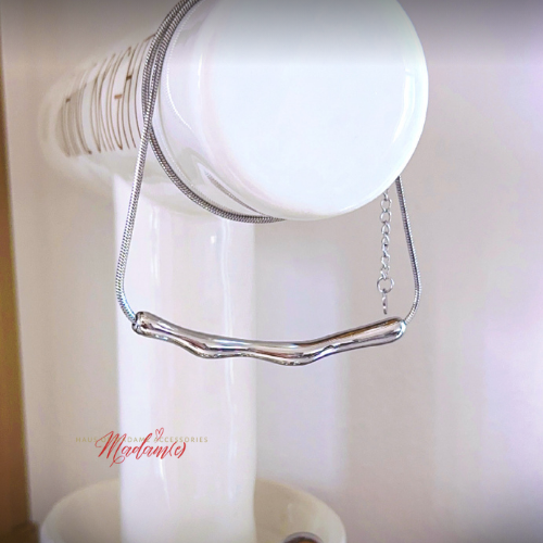 Liquid Curve Bar Necklace